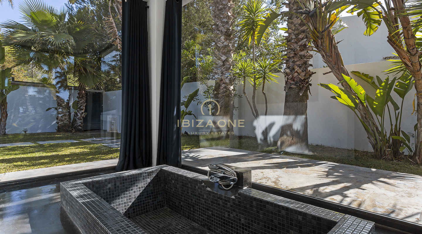 Moderne luxe villa omgeven door een tropische tuin te koop, Ibiza - Moderne luxe villa omgeven door een tropische tuin te huur, Ibiza