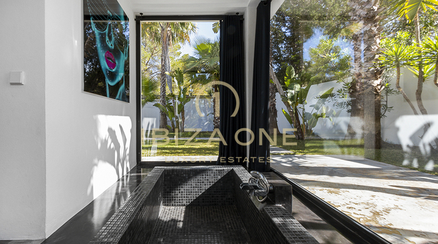Moderne luxe villa omgeven door een tropische tuin te koop, Ibiza - Moderne luxe villa omgeven door een tropische tuin te huur, Ibiza