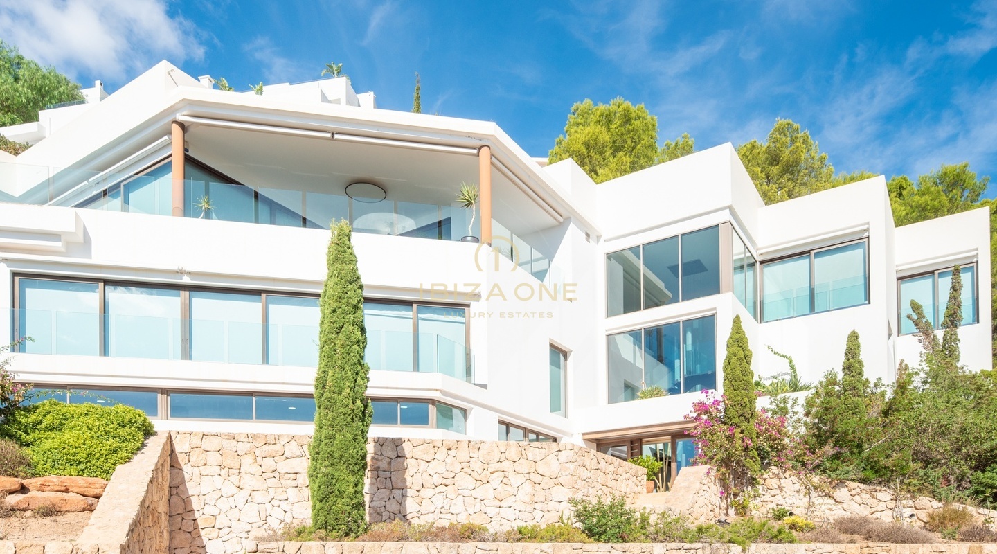 Luxe villa met panoramisch uitzicht op zee in een urbanisatie op een steenworp afstand van de golfbaan te koop, Ibiza