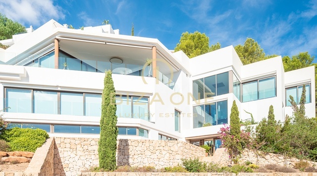 Villa de lujo con vistas panorámicas al mar en urbanización a pasos del campo de golf en venta, Ibiza