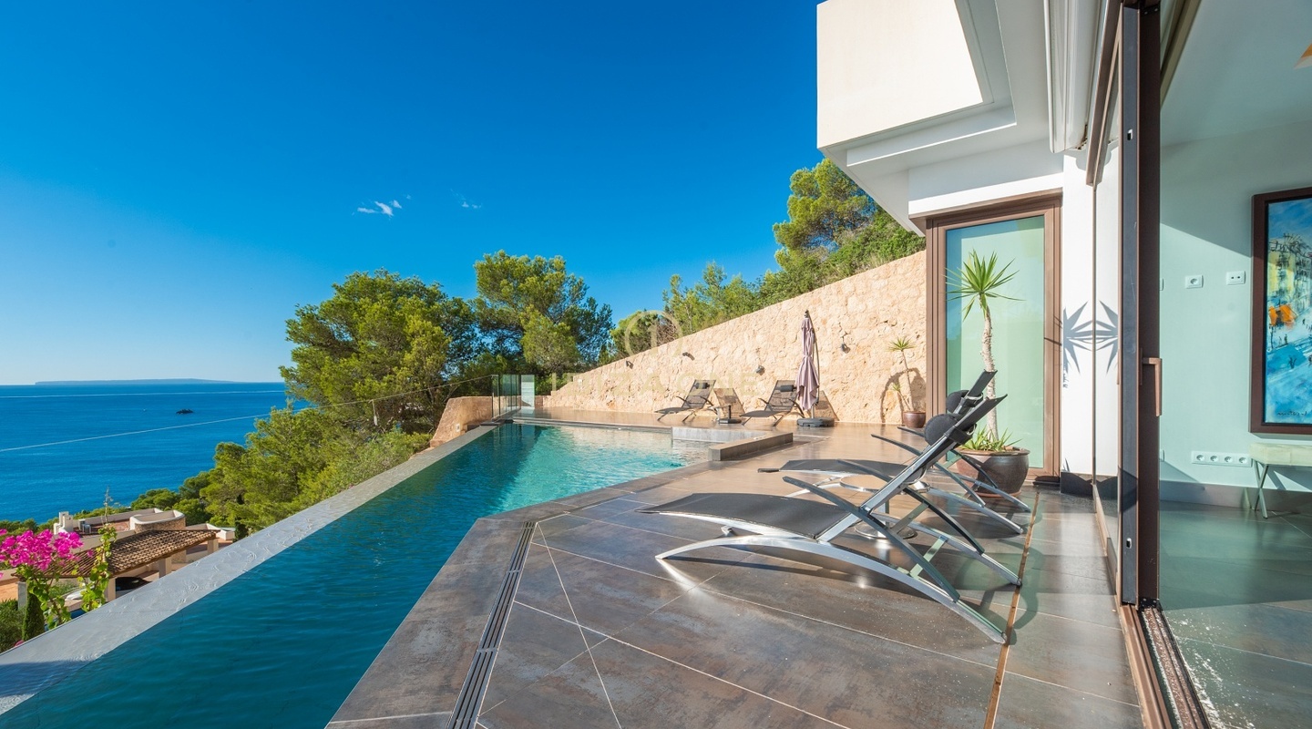 Luxusvilla mit Panoramablick auf das Meer in einer Urbanisation nur wenige Schritte vom Golfplatz entfernt zu verkaufen, Ibiza