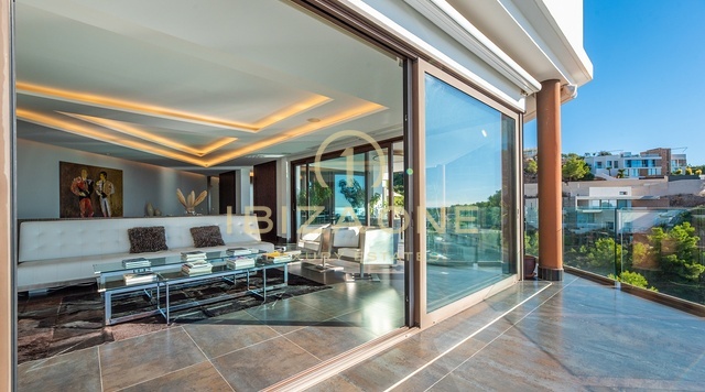 Luxusvilla mit Panoramablick auf das Meer in einer Urbanisation nur wenige Schritte vom Golfplatz entfernt zu verkaufen, Ibiza