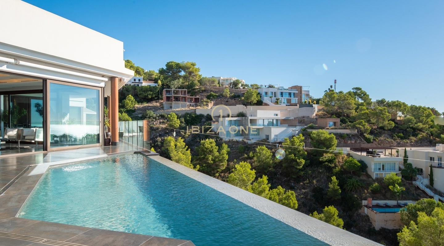 Villa de lujo con vistas panorámicas al mar en urbanización a pasos del campo de golf en venta, Ibiza