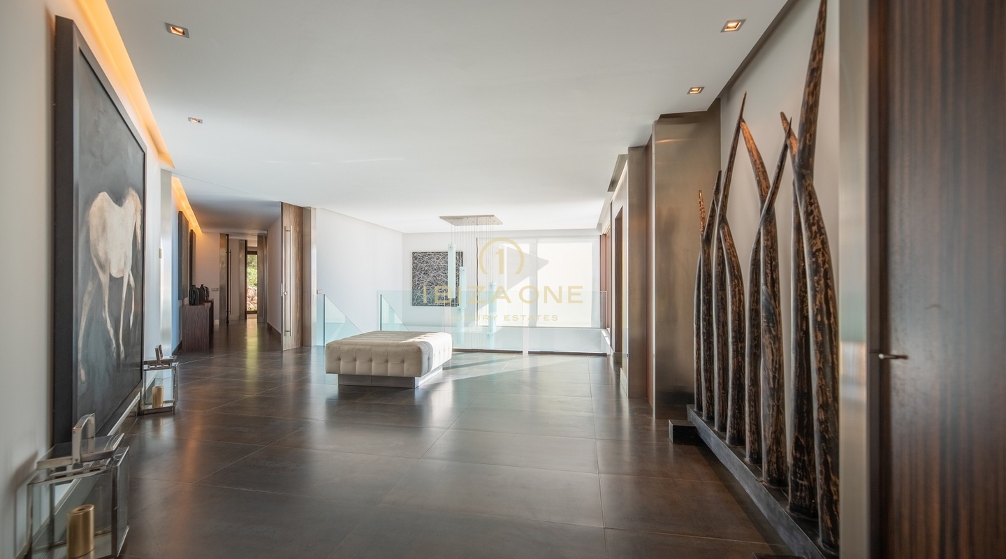 Luxe villa met panoramisch uitzicht op zee in een urbanisatie op een steenworp afstand van de golfbaan te koop, Ibiza