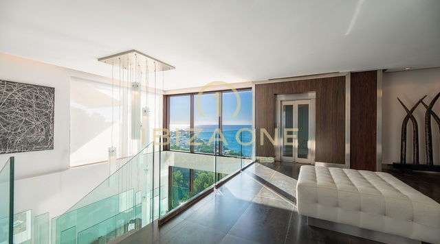 Luxusvilla mit Panoramablick auf das Meer in einer Urbanisation nur wenige Schritte vom Golfplatz entfernt zu verkaufen, Ibiza