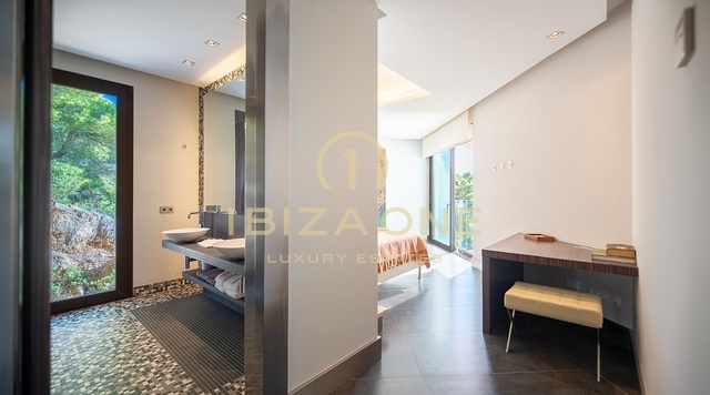 Luxusvilla mit Panoramablick auf das Meer in einer Urbanisation nur wenige Schritte vom Golfplatz entfernt zu verkaufen, Ibiza