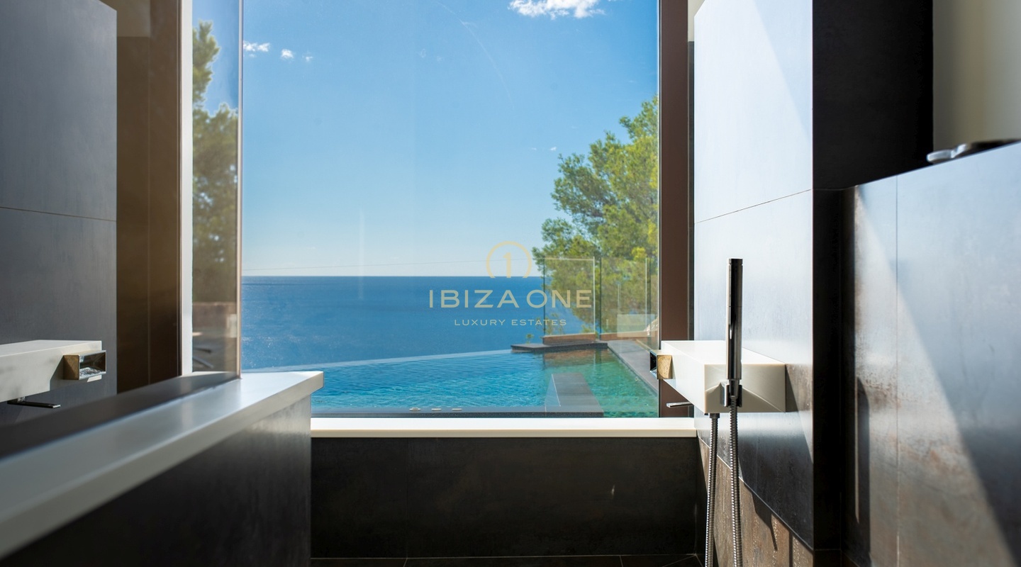 Luxusvilla mit Panoramablick auf das Meer in einer Urbanisation nur wenige Schritte vom Golfplatz entfernt zu verkaufen, Ibiza