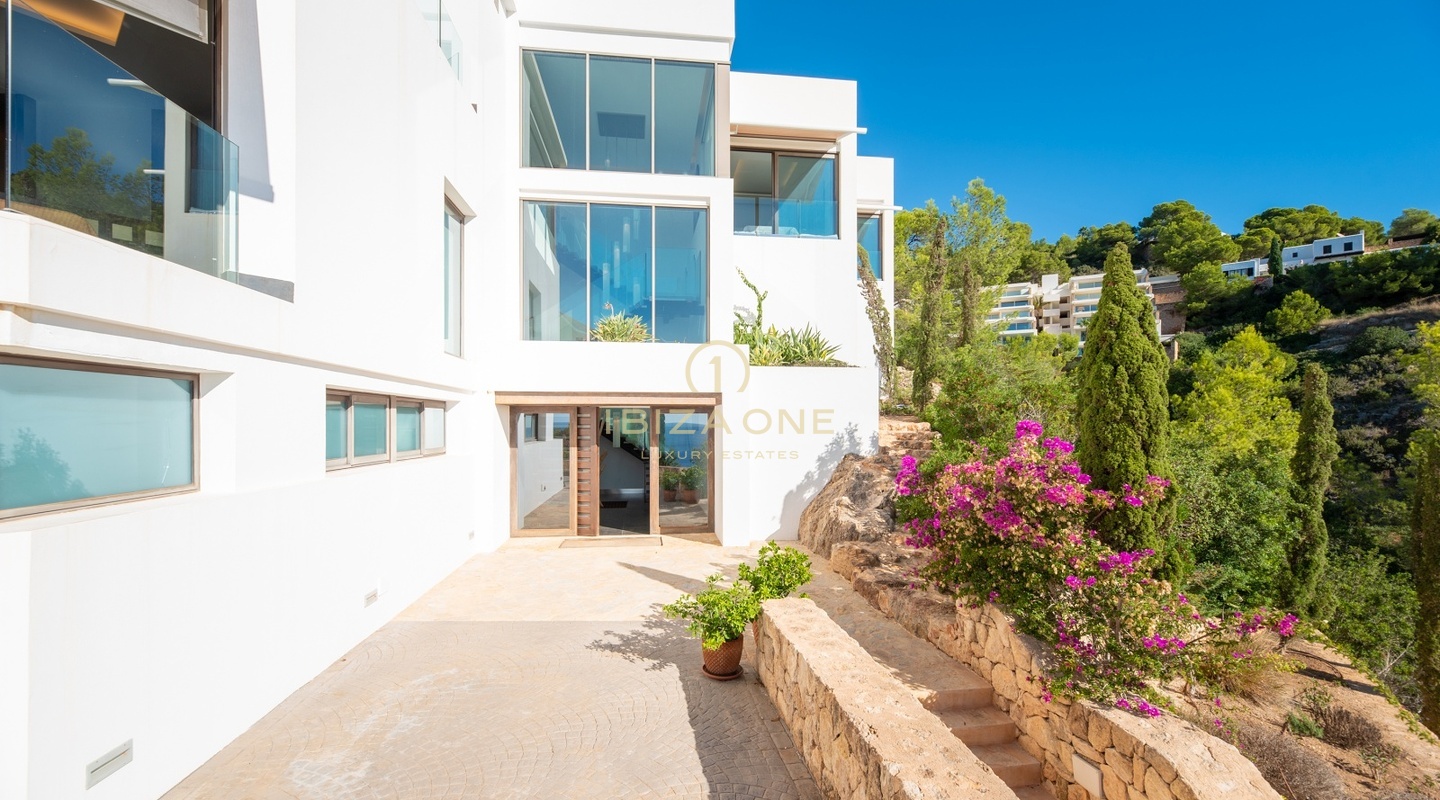 Luxury villa with panoramic sea views in an urbanization steps form the golf course for sale, Ibiza
