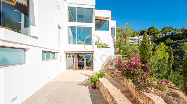 Luxe villa met panoramisch uitzicht op zee in een urbanisatie op een steenworp afstand van de golfbaan te koop, Ibiza