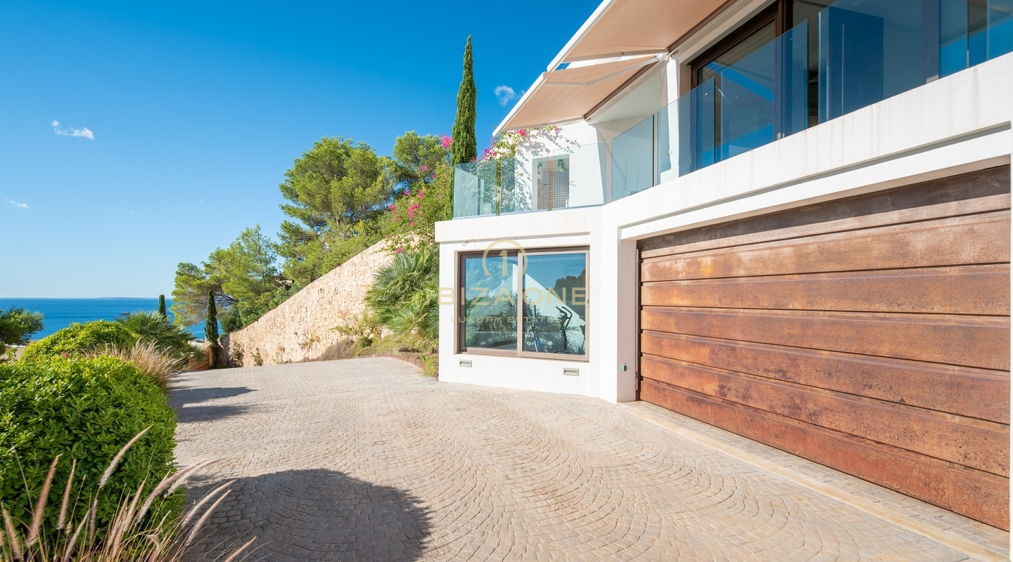 Luxusvilla mit Panoramablick auf das Meer in einer Urbanisation nur wenige Schritte vom Golfplatz entfernt zu verkaufen, Ibiza