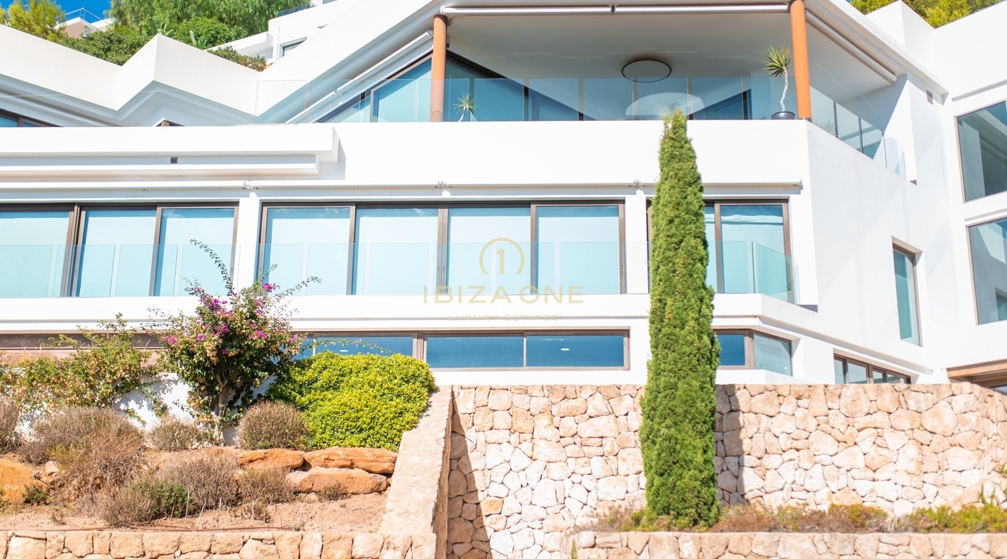 Luxusvilla mit Panoramablick auf das Meer in einer Urbanisation nur wenige Schritte vom Golfplatz entfernt zu verkaufen, Ibiza