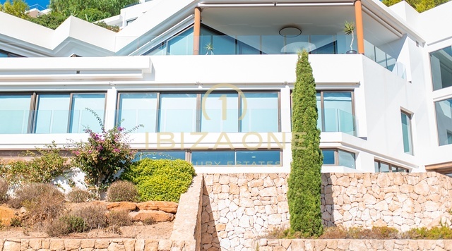Luxusvilla mit Panoramablick auf das Meer in einer Urbanisation nur wenige Schritte vom Golfplatz entfernt zu verkaufen, Ibiza