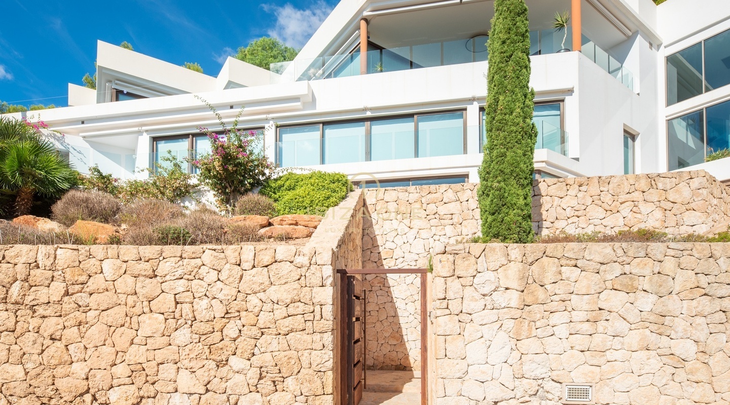 Villa de lujo con vistas panorámicas al mar en urbanización a pasos del campo de golf en venta, Ibiza