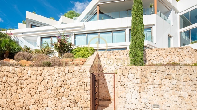 Luxusvilla mit Panoramablick auf das Meer in einer Urbanisation nur wenige Schritte vom Golfplatz entfernt zu verkaufen, Ibiza