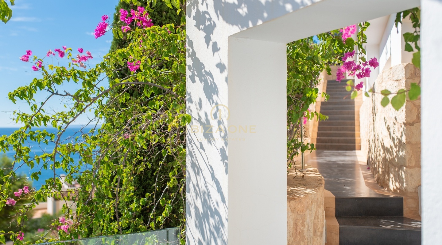 Luxe villa met panoramisch uitzicht op zee in een urbanisatie op een steenworp afstand van de golfbaan te koop, Ibiza