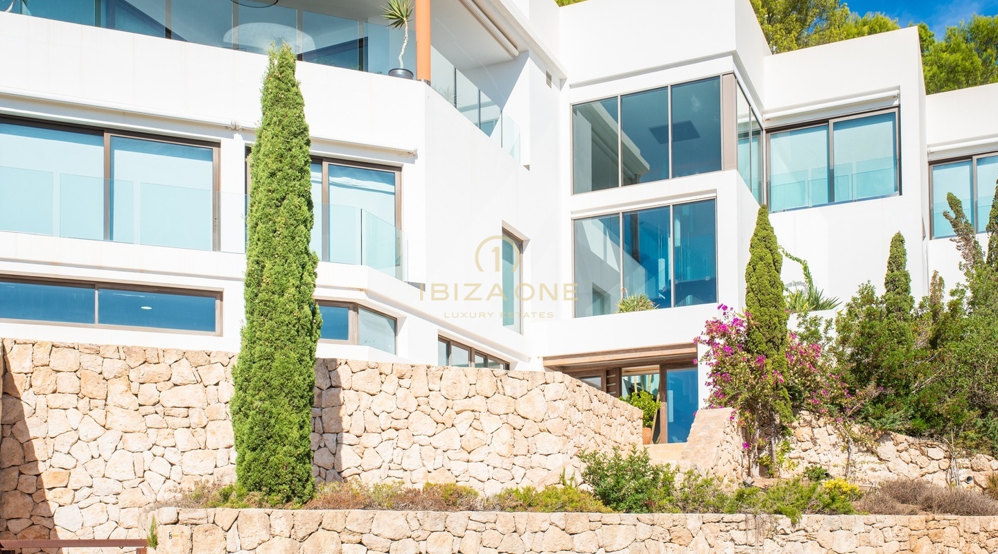Luxusvilla mit Panoramablick auf das Meer in einer Urbanisation nur wenige Schritte vom Golfplatz entfernt zu verkaufen, Ibiza