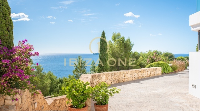 Luxusvilla mit Panoramablick auf das Meer in einer Urbanisation nur wenige Schritte vom Golfplatz entfernt zu verkaufen, Ibiza