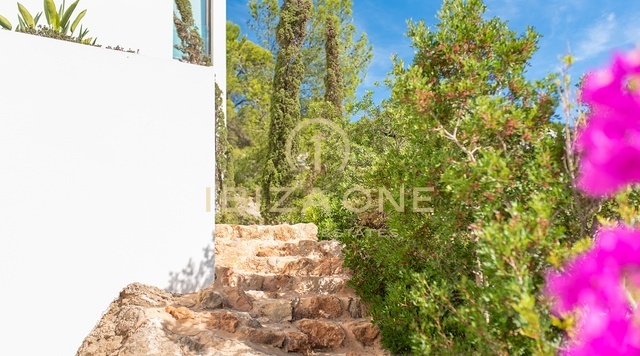 Luxusvilla mit Panoramablick auf das Meer in einer Urbanisation nur wenige Schritte vom Golfplatz entfernt zu verkaufen, Ibiza