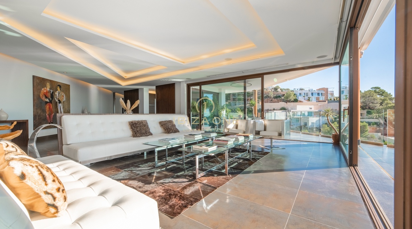 Villa de lujo con vistas panorámicas al mar en urbanización a pasos del campo de golf en venta, Ibiza