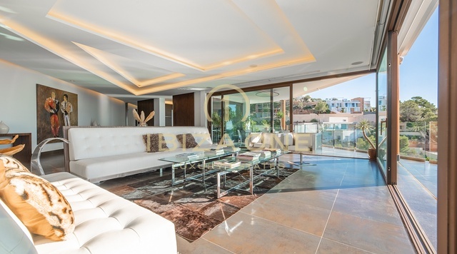 Luxusvilla mit Panoramablick auf das Meer in einer Urbanisation nur wenige Schritte vom Golfplatz entfernt zu verkaufen, Ibiza