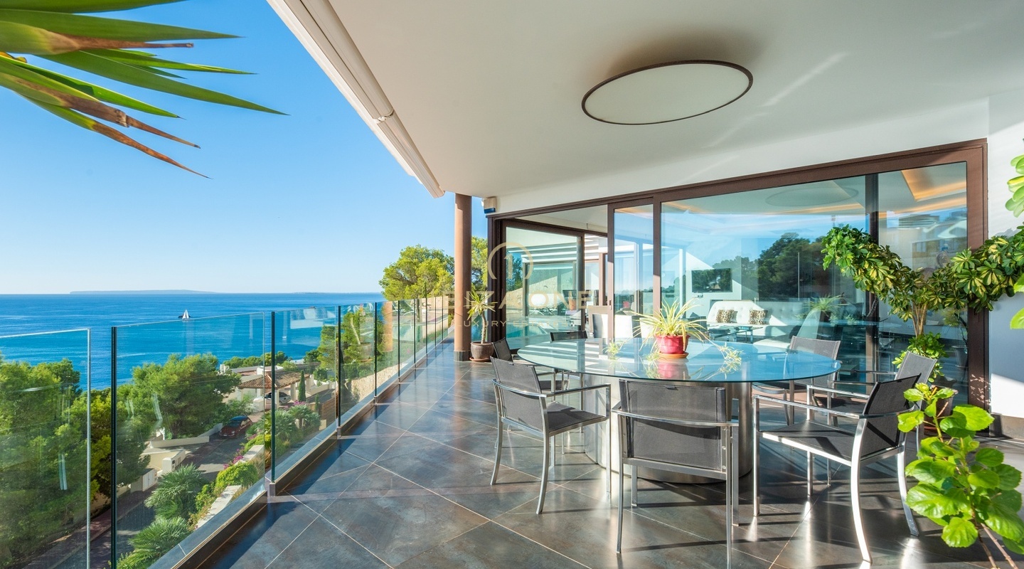 Luxusvilla mit Panoramablick auf das Meer in einer Urbanisation nur wenige Schritte vom Golfplatz entfernt zu verkaufen, Ibiza