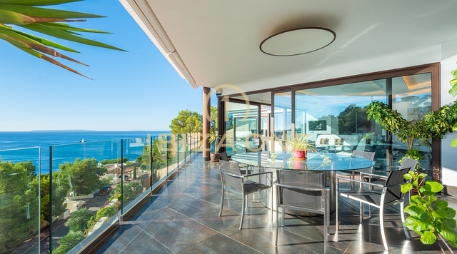 Luxe villa met panoramisch uitzicht op zee in een urbanisatie op een steenworp afstand van de golfbaan te koop, Ibiza