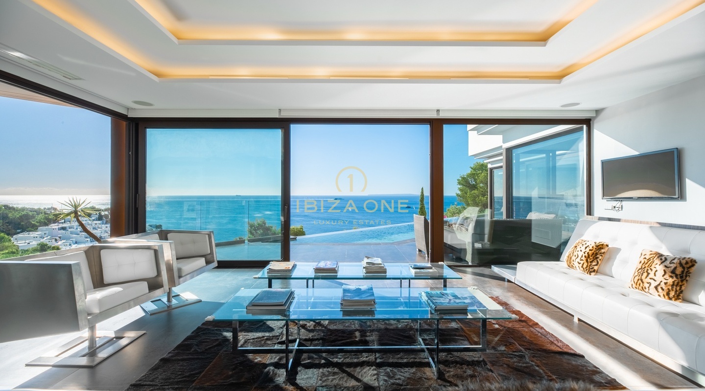 Villa de luxe avec vue panoramique sur la mer dans une urbanisation à quelques pas du terrain de golf à vendre, Ibiza