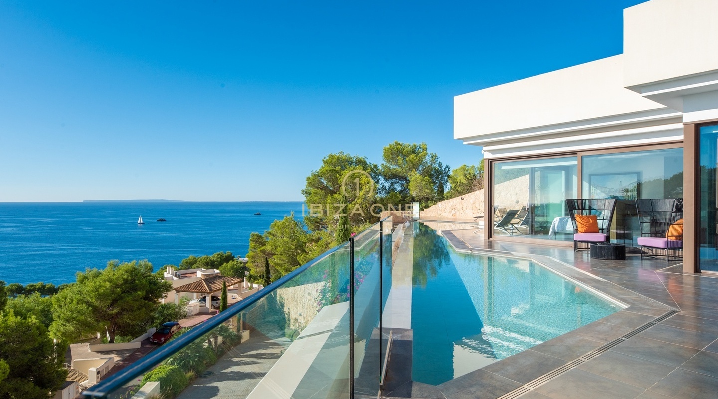 Luxusvilla mit Panoramablick auf das Meer in einer Urbanisation nur wenige Schritte vom Golfplatz entfernt zu verkaufen, Ibiza