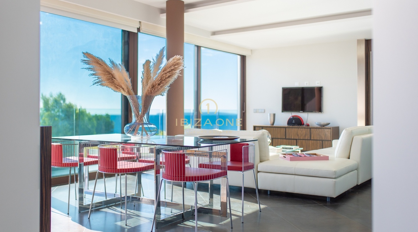 Luxusvilla mit Panoramablick auf das Meer in einer Urbanisation nur wenige Schritte vom Golfplatz entfernt zu verkaufen, Ibiza