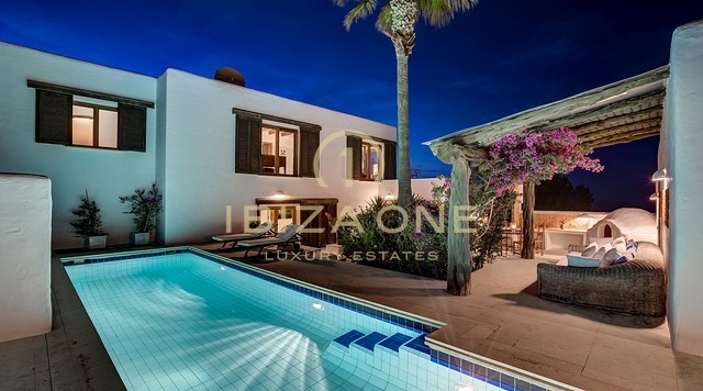 Retraite exclusive sur la péninsule avec licence de location touristique : 3 maisons de luxe avec accès privé à la mer à vendre et à louer, Ibiza