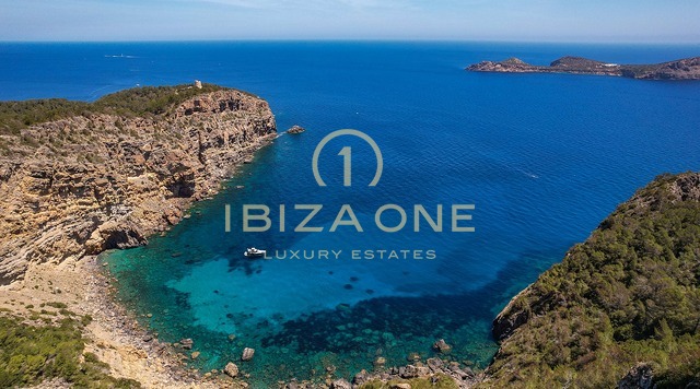 Exclusivo refugio en la península con licencia de alquiler turístico: 3 casas de lujo con acceso privado al mar en venta y alquiler, Ibiza