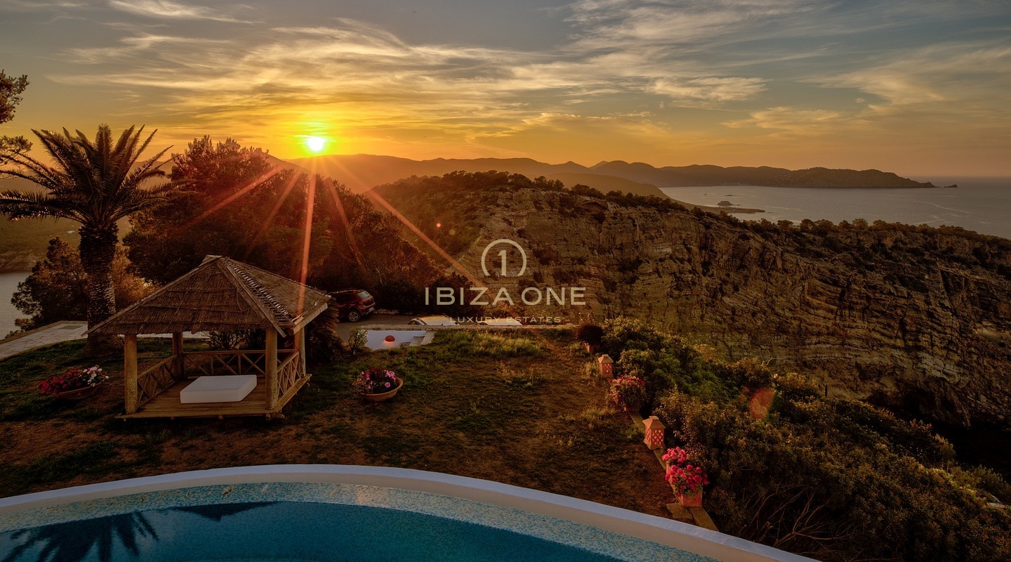 Exklusives Halbinsel-Refugium mit touristischer Vermietungslizenz: 3 Luxushäuser mit privatem Meerzugang zu verkaufen und zu vermieten, Ibiza