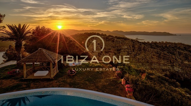 Retraite exclusive sur la péninsule avec licence de location touristique : 3 maisons de luxe avec accès privé à la mer à vendre et à louer, Ibiza
