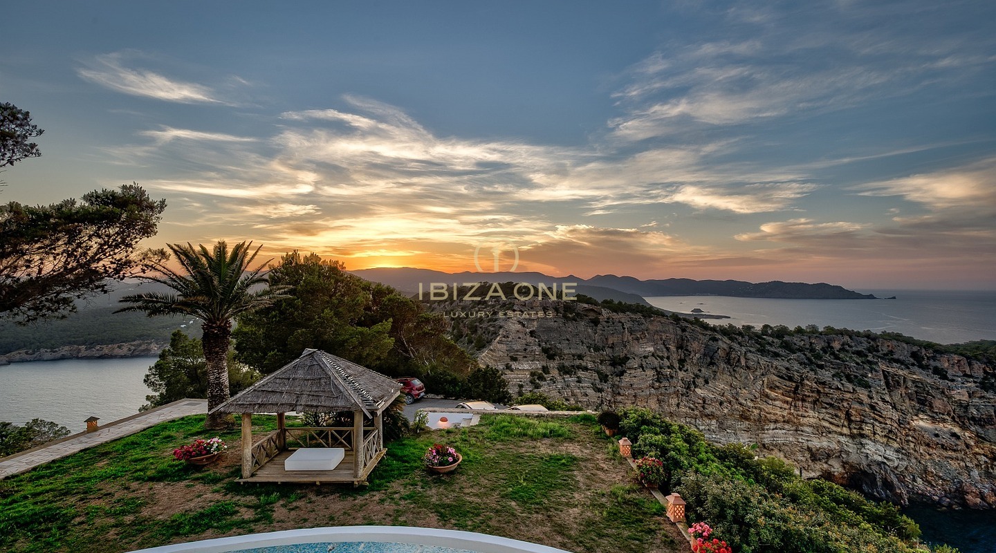 Exclusief toevluchtsoord op het schiereiland met vergunning voor toeristische verhuur: 3 luxe huizen met privétoegang tot de zee te koop en te huur op Ibiza