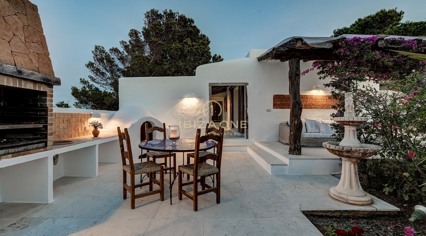 Retraite exclusive sur la péninsule avec licence de location touristique : 3 maisons de luxe avec accès privé à la mer à vendre et à louer, Ibiza