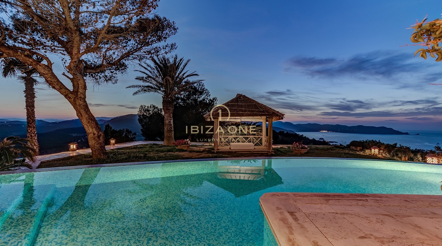 Retraite exclusive sur la péninsule avec licence de location touristique : 3 maisons de luxe avec accès privé à la mer à vendre et à louer, Ibiza