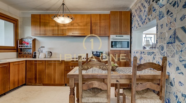 Exclusivo refugio en la península con licencia de alquiler turístico: 3 casas de lujo con acceso privado al mar en venta y alquiler, Ibiza