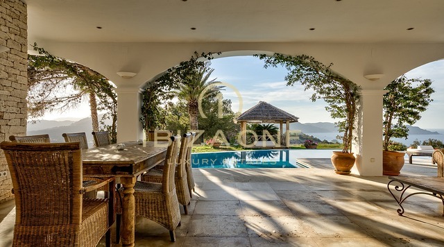 Esclusivo rifugio nella penisola con licenza di affitto turistico: 3 case di lusso con accesso privato al mare in vendita e in affitto, Ibiza