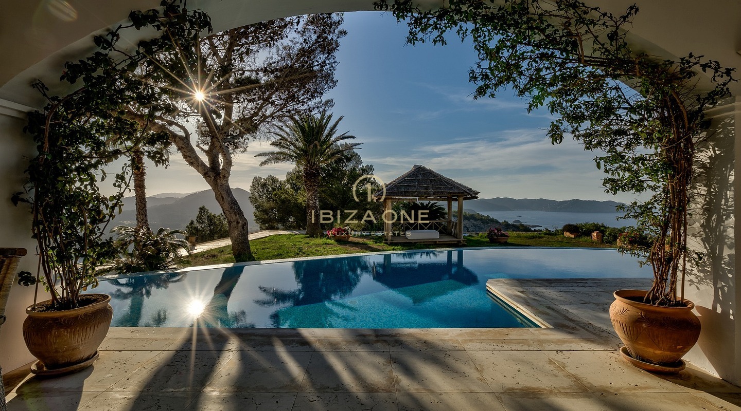 Retraite exclusive sur la péninsule avec licence de location touristique : 3 maisons de luxe avec accès privé à la mer à vendre et à louer, Ibiza
