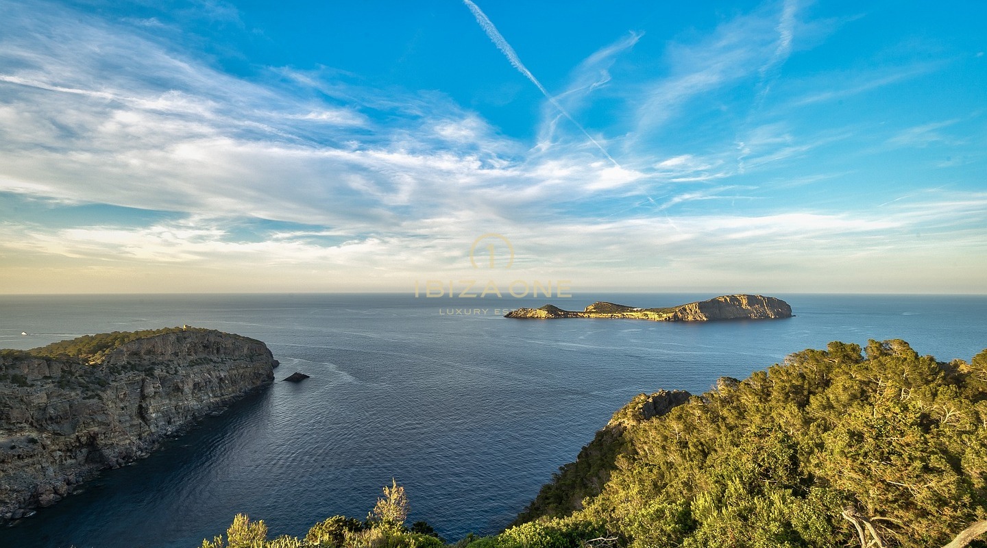 Retraite exclusive sur la péninsule avec licence de location touristique : 3 maisons de luxe avec accès privé à la mer à vendre et à louer, Ibiza