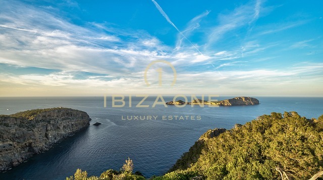 Exklusives Halbinsel-Refugium mit touristischer Vermietungslizenz: 3 Luxushäuser mit privatem Meerzugang zu verkaufen und zu vermieten, Ibiza