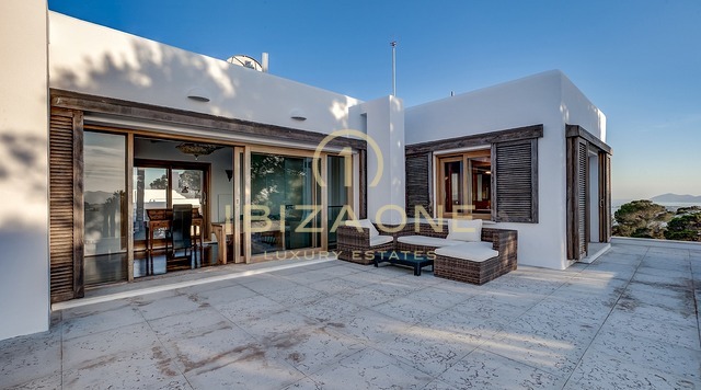 Exklusives Halbinsel-Refugium mit touristischer Vermietungslizenz: 3 Luxushäuser mit privatem Meerzugang zu verkaufen und zu vermieten, Ibiza