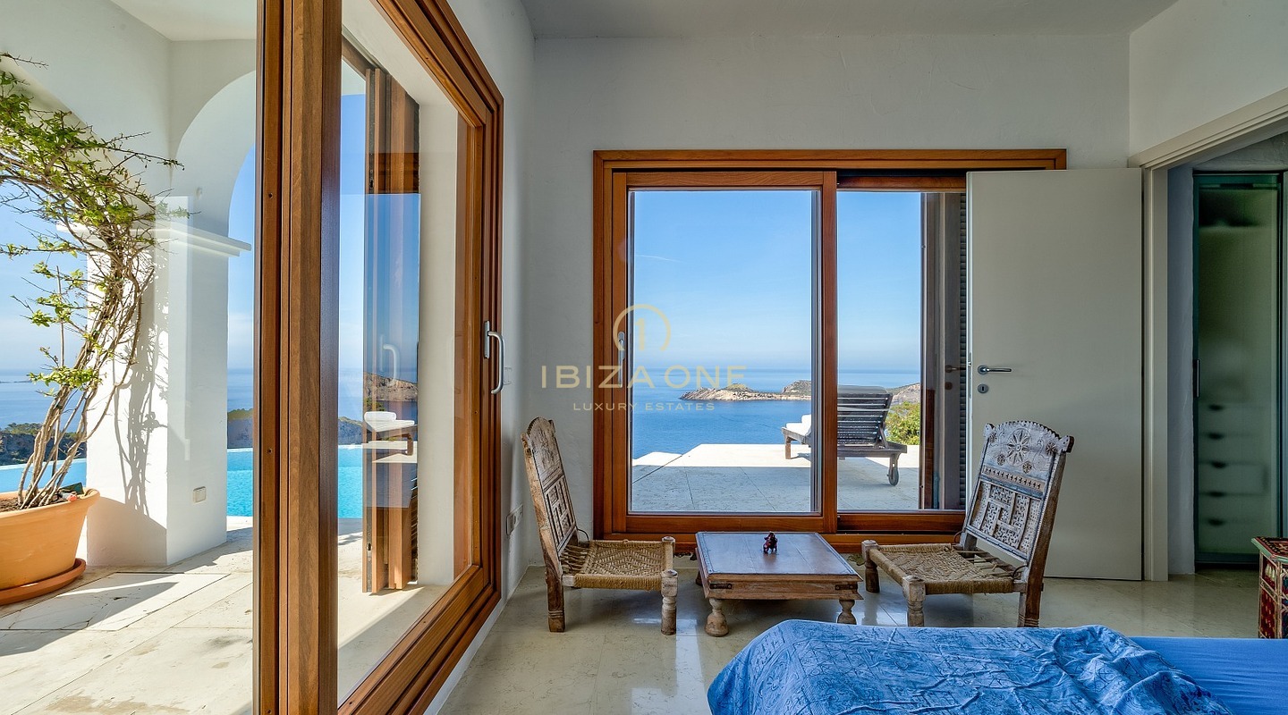 Exclusief toevluchtsoord op het schiereiland met vergunning voor toeristische verhuur: 3 luxe huizen met privétoegang tot de zee te koop en te huur op Ibiza
