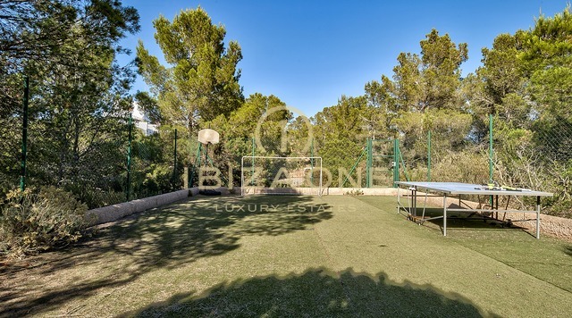 Exclusivo refugio en la península con licencia de alquiler turístico: 3 casas de lujo con acceso privado al mar en venta y alquiler, Ibiza