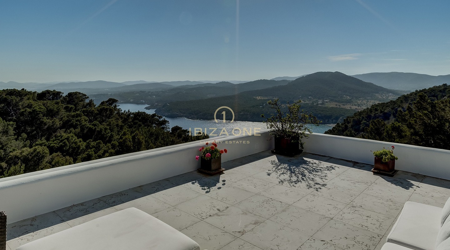 Exclusief toevluchtsoord op het schiereiland met vergunning voor toeristische verhuur: 3 luxe huizen met privétoegang tot de zee te koop en te huur op Ibiza