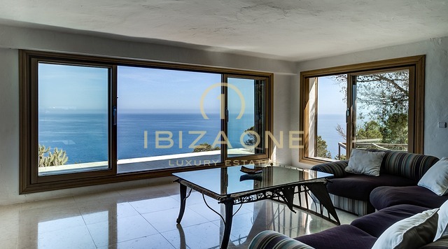 Exclusivo refugio en la península con licencia de alquiler turístico: 3 casas de lujo con acceso privado al mar en venta y alquiler, Ibiza