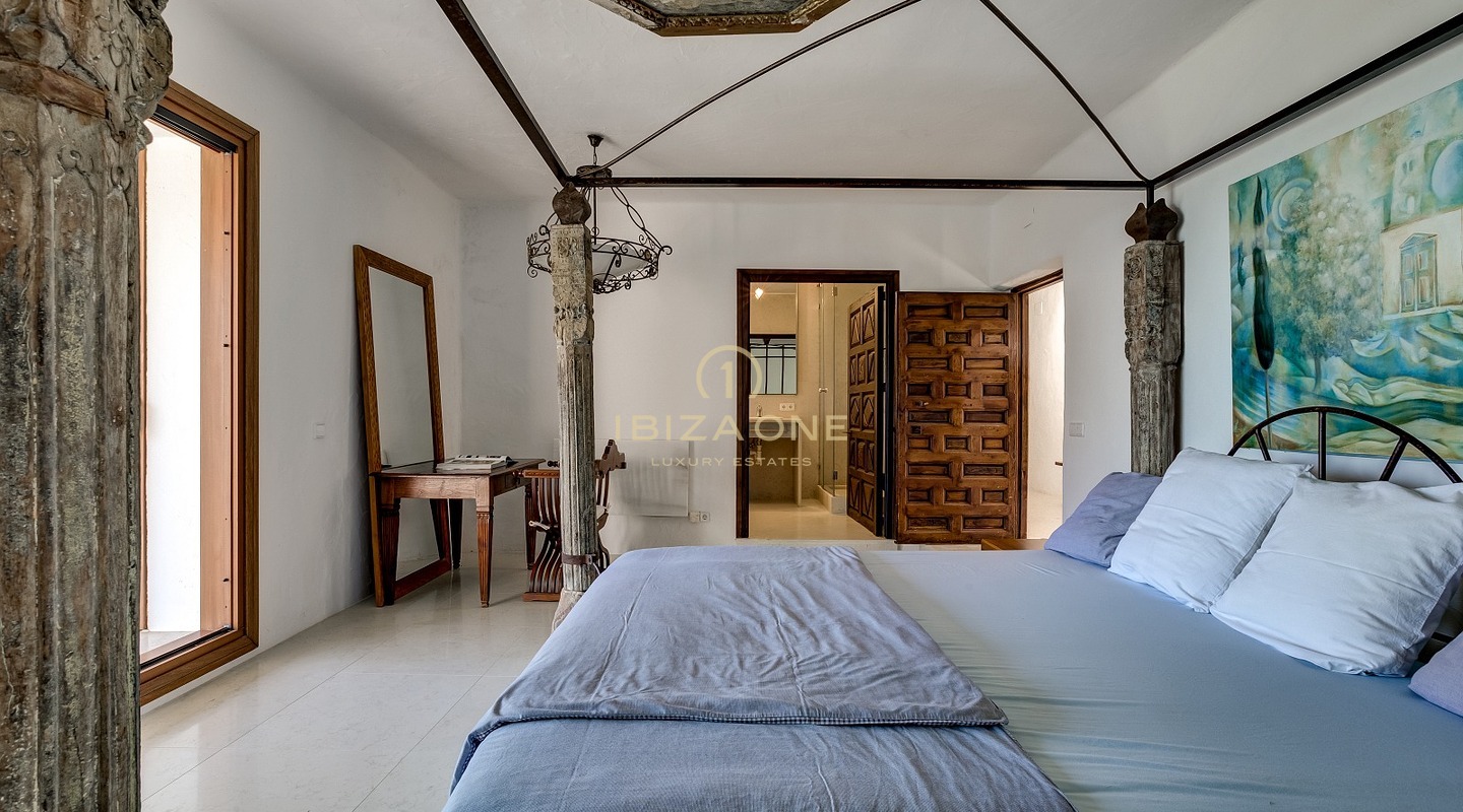 Retraite exclusive sur la péninsule avec licence de location touristique : 3 maisons de luxe avec accès privé à la mer à vendre et à louer, Ibiza