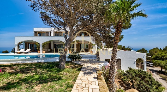 Retraite exclusive sur la péninsule avec licence de location touristique : 3 maisons de luxe avec accès privé à la mer à vendre et à louer, Ibiza