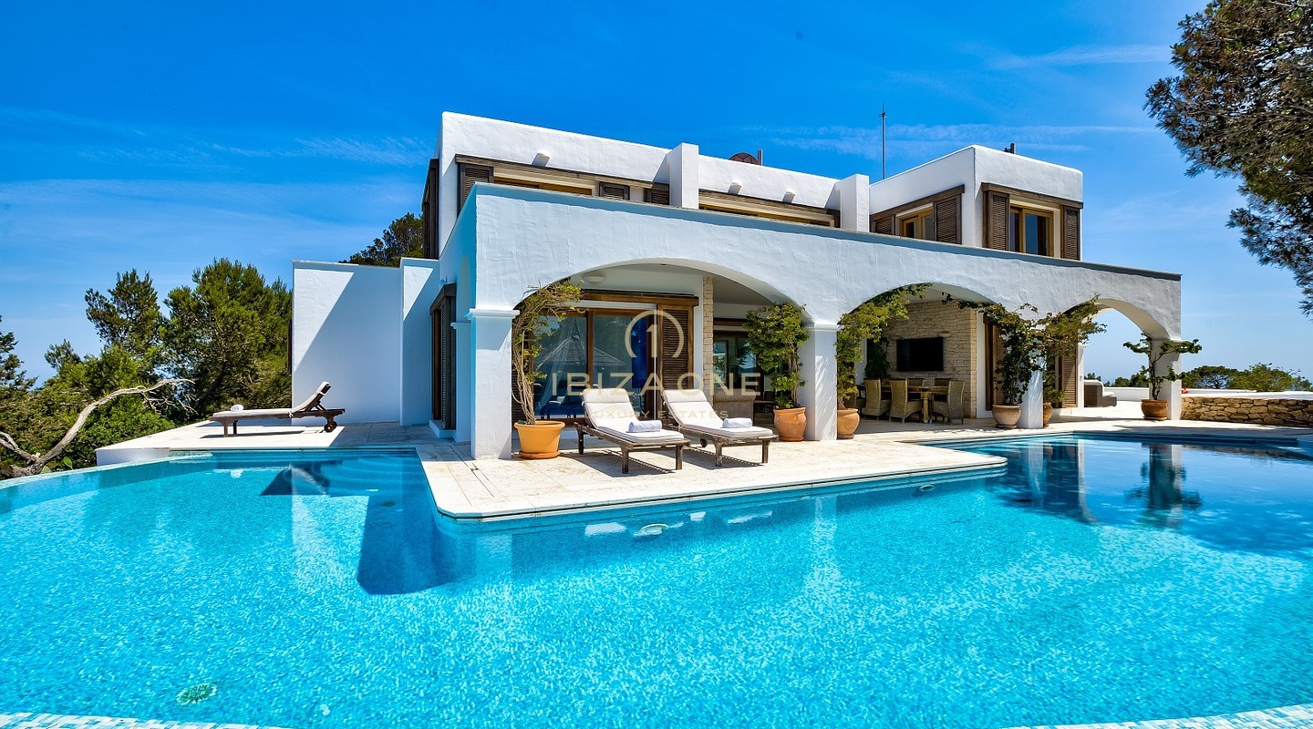 Retraite exclusive sur la péninsule avec licence de location touristique : 3 maisons de luxe avec accès privé à la mer à vendre et à louer, Ibiza