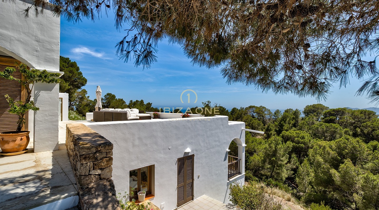 Exclusivo refugio en la península con licencia de alquiler turístico: 3 casas de lujo con acceso privado al mar en venta y alquiler, Ibiza